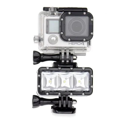 LED светлина прикрепена към GoPro камера с водоустойчив калъф.