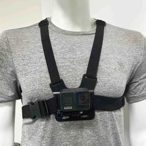 Манекен носи нагръдник с монтирана GoPro камера.