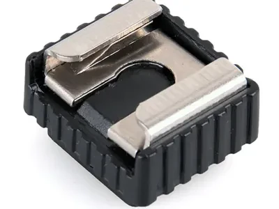 Адаптер SC-6 с Hot Shoe монтаж отгоре и черен корпус.