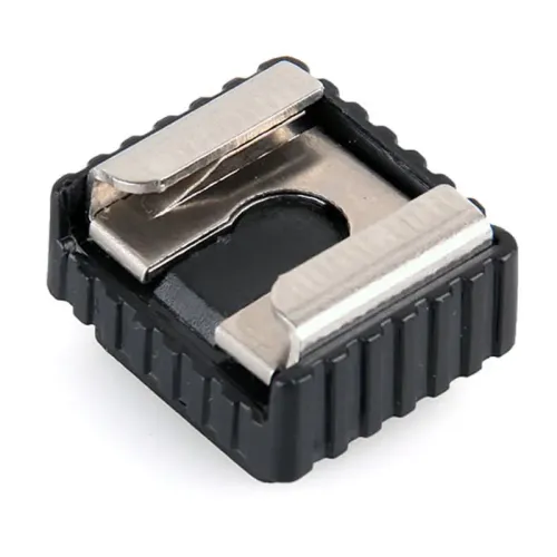 Адаптер SC-6 с Hot Shoe монтаж отгоре и черен корпус.