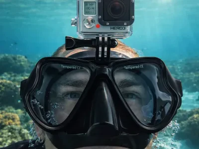Маска за гмуркане с GoPro, подводен поглед към лицето на водолаз.