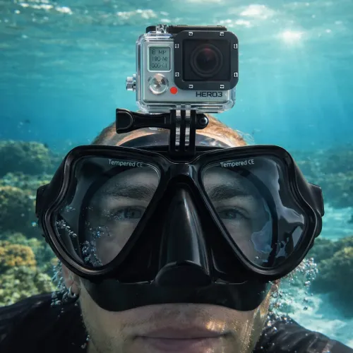Маска за гмуркане с GoPro, подводен поглед към лицето на водолаз.