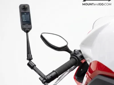 Стойка Insta360, монтирана на кормилото на мотор.